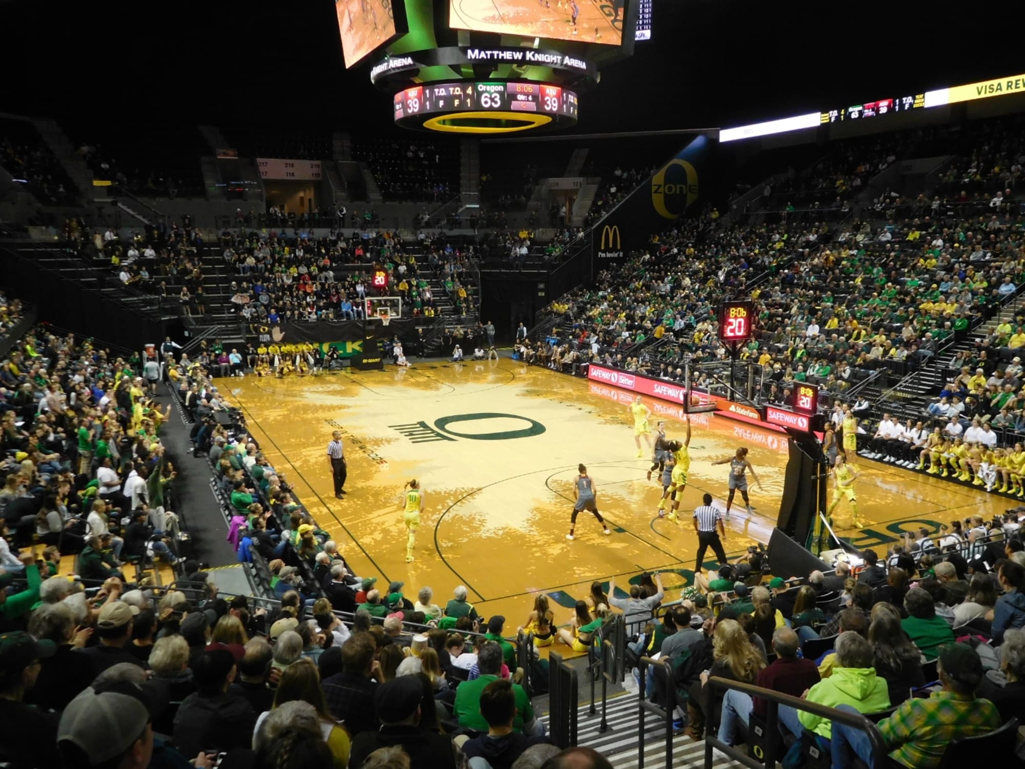 What is the symbol on the University of Oregon basketball court